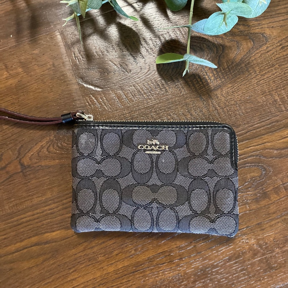 Woman wristlet